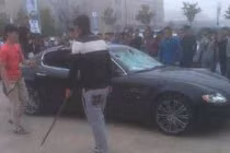 Đập nát siêu xe gần 9 tỷ đồng cho hả giận