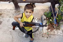 Các “chiến binh nhí” bên cây súng ở Syria