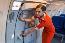 Xem nữ tiếp viên hàng không học cách thoát hiểm