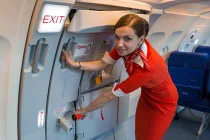 Xem nữ tiếp viên hàng không học cách thoát hiểm