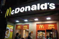 Bánh sandwich của McDonald’s bị tố chứa... thủy tinh