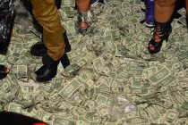 Tung hơn tỷ đồng làm “mưa tiền” trong hộp đêm