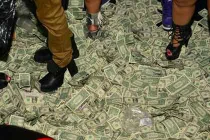 Tung hơn tỷ đồng làm “mưa tiền” trong hộp đêm