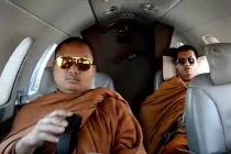Sư thầy “đại gia” ngồi chuyên cơ, xài hàng hiệu
