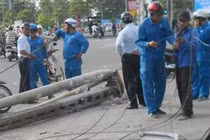 Ngã tư Thủ Đức hỗn loạn vì xe tải kéo đổ 2 trụ điện