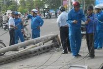 Ngã tư Thủ Đức hỗn loạn vì xe tải kéo đổ 2 trụ điện