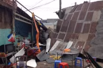 Lốc xoáy “lạ” giữa trưa nắng Sài Gòn, 1 người trọng thương