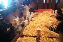 Cửa hàng McDonald đuổi trẻ con vì… ăn quá nhiều