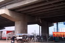 Cận cảnh “xẻ thịt” gầm đường cao tốc trên cao ở HN