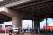 Cận cảnh “xẻ thịt” gầm đường cao tốc trên cao ở HN