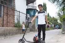 Xe scooter gắn động cơ... máy cắt cỏ cực độc của VN