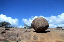 Những hòn đá kỳ lạ như “ma làm“