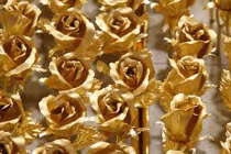 Hoa hồng dát vàng “đắt hàng” dịp Valentine 2013