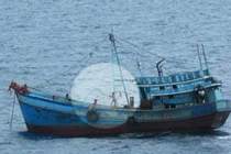 Tàu lạ đâm, hai ngư dân bị rơi và mất tích trên biển