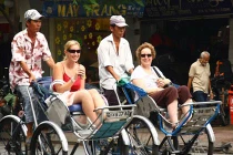 Khách Pháp choáng váng khi bị ném tiền bo vào mặt