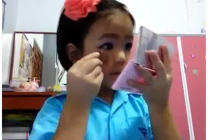 Ngộ nghĩnh clip tự trang điểm của một bé gái 