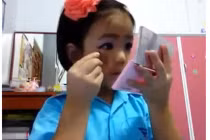 Ngộ nghĩnh clip tự trang điểm của một bé gái 