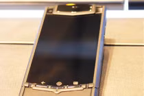 Cận cảnh “dế khủng” Vertu Ti 220 triệu tại VN