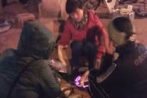 Trà chanh “đi xuống”, ngô nướng “đi lên” vì trời rét