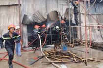 300 mét vuông xưởng gỗ bị thiêu rụi