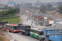 Cầu vượt “gồng mình” vì kẹt xe ở cửa ngõ Sài Gòn