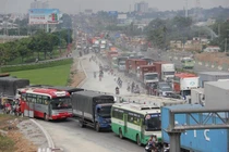 Cầu vượt “gồng mình” vì kẹt xe ở cửa ngõ Sài Gòn