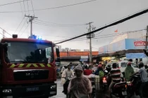 Cháy nhà gần chợ, hàng trăm tiểu thương hoảng loạn