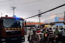 Cháy nhà gần chợ, hàng trăm tiểu thương hoảng loạn