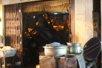 Bịt khẩu trang lái máy xúc... phá nhà dân giữa Sài Gòn