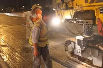 Phủ nhựa polymer chống lún tại cầu vượt thép TP.HCM