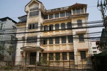 Đột nhập nhà hoang bí ẩn giữa “đất vàng” Hà Nội