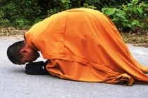 Tâm thư tri ân của nhà sư “nhất bộ nhất bái“