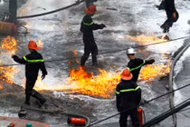 Cháy cây xăng gần BV 108: Dùng nước dập cháy xăng?