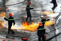 Cháy cây xăng gần BV 108: Dùng nước dập cháy xăng?