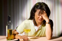 Cảnh báo: Uống rượu có nguy cơ mù mắt, tử vong