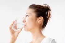 Những điều bạn cần biết khi uống nước vào mùa hè