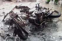 Chập cháy cột điện, xe máy bị thiêu rụi