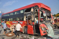 Xe khách húc xe tải lật ngửa, hành khách hoảng loạn