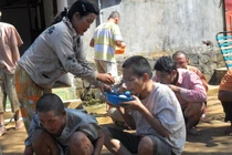 Chuyện lạ vợ chồng nghèo nuôi 56 người điên