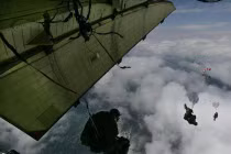 Xem lính dù Trung Quốc tập luyện