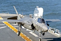 Xem F-35B hạ cánh thẳng đứng trong đêm 