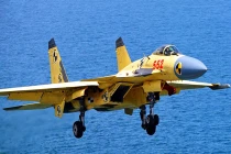 Xem J-15 cất cánh từ tàu sân bay… mặt đất