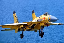 Xem J-15 cất cánh từ tàu sân bay… mặt đất