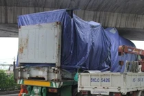 Nguy cơ sập cầu vượt Quang Trung vì xe… quá khổ