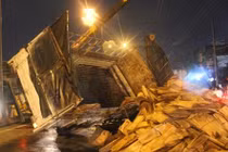 Xe chở gỗ nổ lốp lật nhào, 2 người mắc kẹt