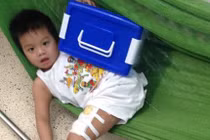 Cháu bé bị cắt chân vẫn chưa biết mất cha mẹ