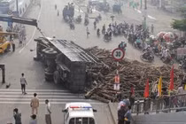 Tiếng kêu cứu thảm thiết trong chiếc xe tải lật nhào