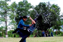  Xem bộ đội, dân quân thi tài bắn súng, đấu võ