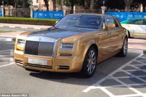 "Tròn mắt" xem sinh viên Dubai cưỡi siêu xe đi học