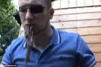 “Dị nhân” uống bia với cả nghìn con giun đất sống